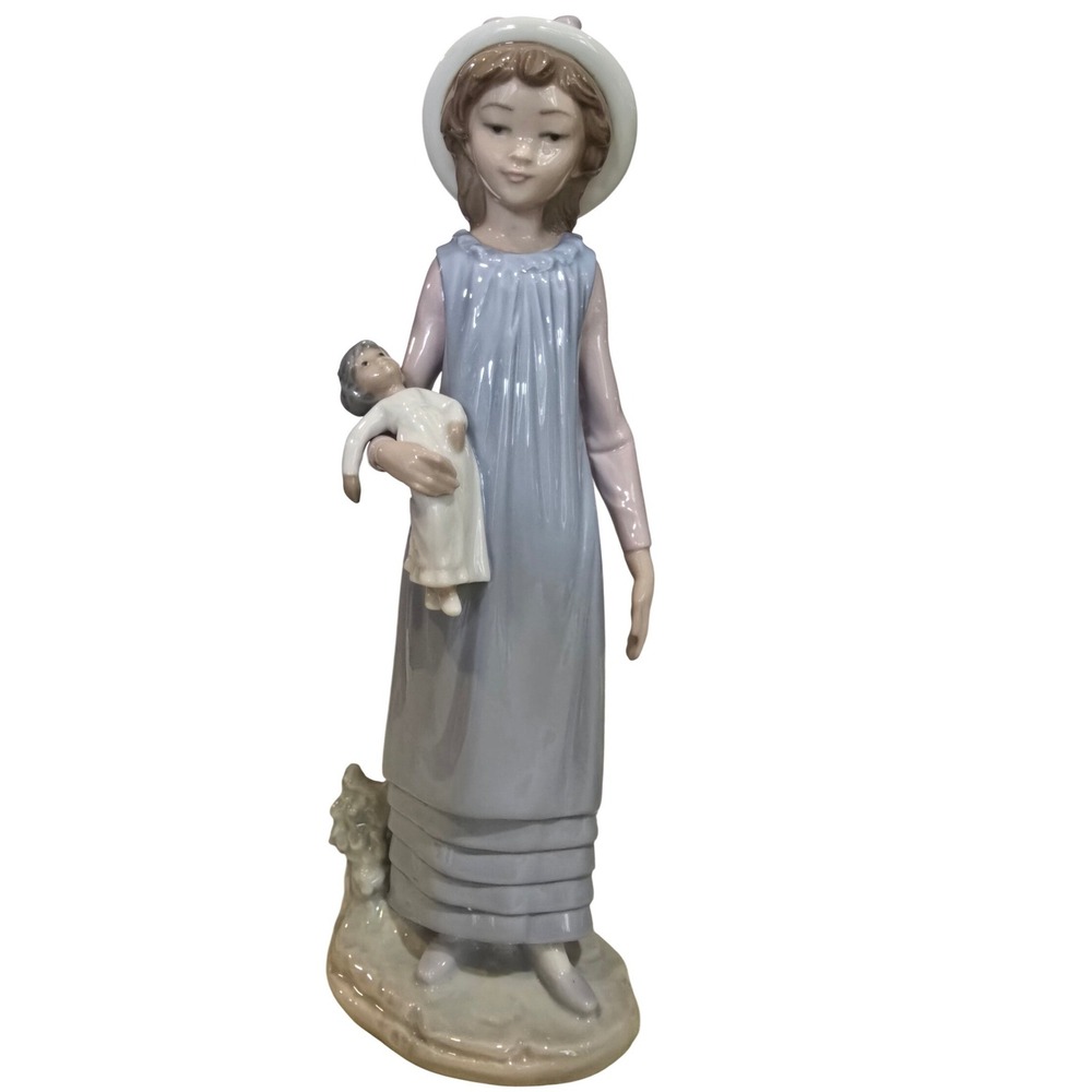Lladro Porcelain Figurine Belinda with her Doll 5045 Made in Spain Retired Mint